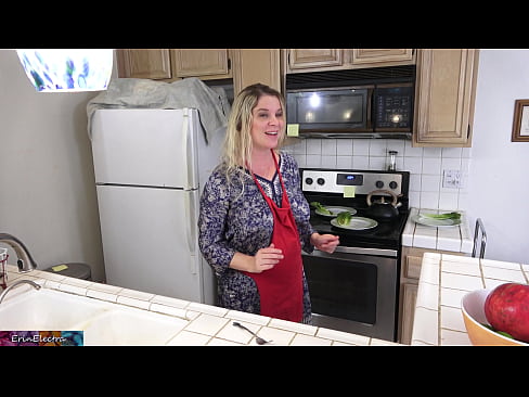 ❤️ Stepmom mulgere eum in culina ante diem suum Hard porn apud nos